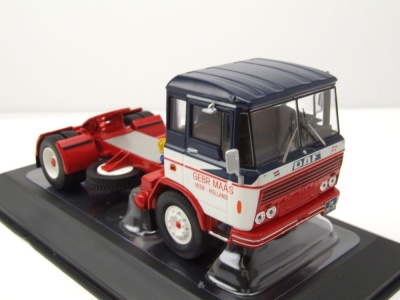 DAF 2600 Zugmaschine 1970 blau weiß Modellauto 1:43 ixo models