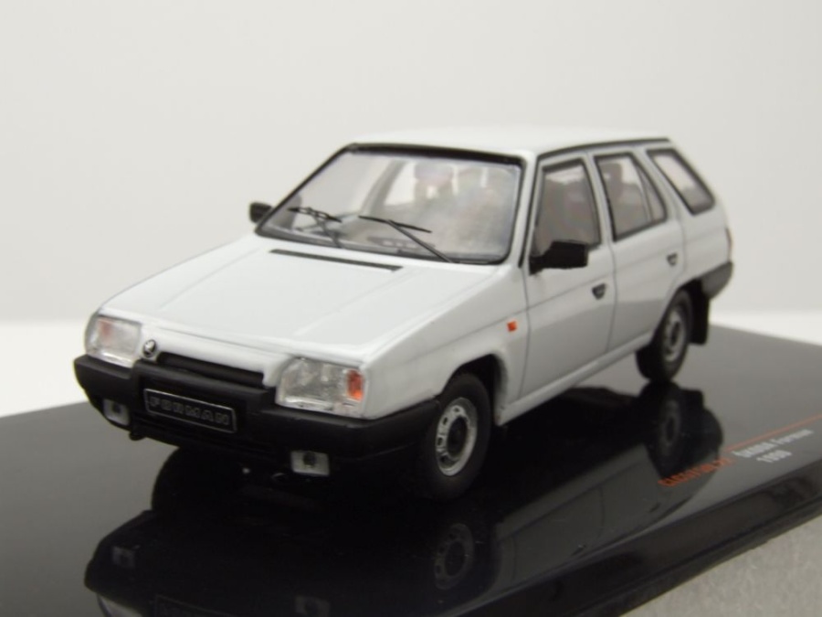 Skoda Forman 1990 weiß Modellauto 1:43 ixo models