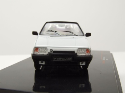 Skoda Forman 1990 weiß Modellauto 1:43 ixo models