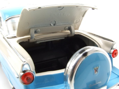 Ford Crown Victoria 1955 blau weiß Modellauto 1:18 Lucky Die Cast