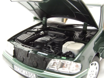 Mercedes C-Klasse W202 1993 grün metallic Modellauto 1:18 Norev