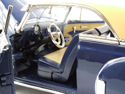 Chevrolet Bel Air 1950 dunkelblau beige Modellauto 1:18 Motormax