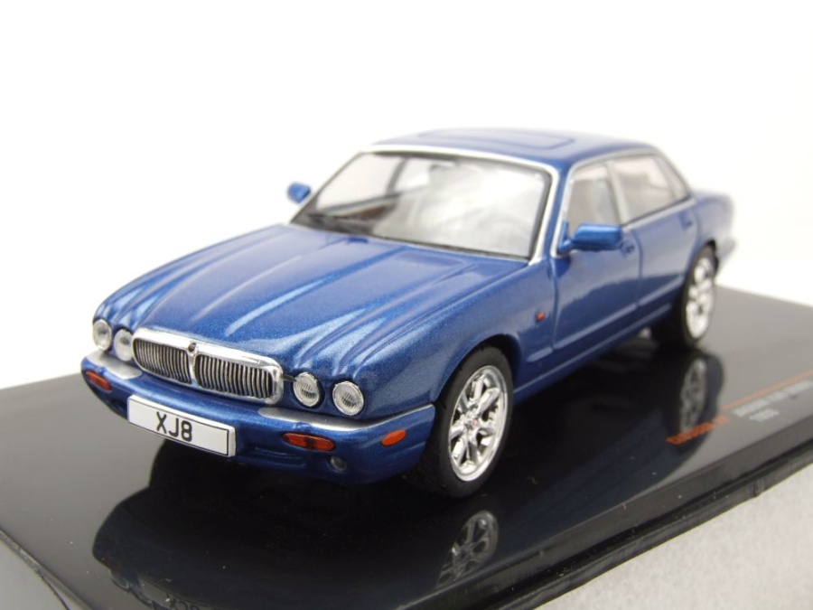 Jaguar XJ8 X308 RHD 1998 blau metallic Modellauto 1:43 ixo models