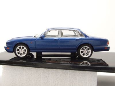Jaguar XJ8 X308 RHD 1998 blau metallic Modellauto 1:43 ixo models