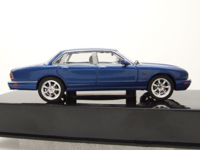 Jaguar XJ8 X308 RHD 1998 blau metallic Modellauto 1:43 ixo models