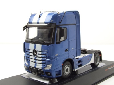 Mercedes Actros MP4 Zugmaschine blau Modellauto 1:43 ixo...