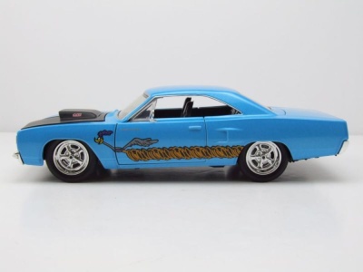 Plymouth Road Runner 1970 hellblau Looney Tunes mit Wile E. Coyote Figur Modellauto 1:24 Jada Toys
