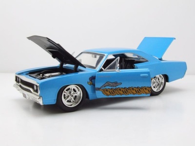 Plymouth Road Runner 1970 hellblau Looney Tunes mit Wile E. Coyote Figur Modellauto 1:24 Jada Toys