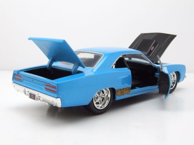 Plymouth Road Runner 1970 hellblau Looney Tunes mit Wile E. Coyote Figur Modellauto 1:24 Jada Toys