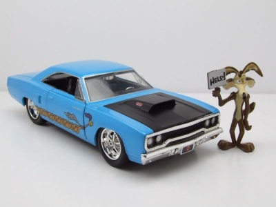 Plymouth Road Runner 1970 hellblau Looney Tunes mit Wile E. Coyote Figur Modellauto 1:24 Jada Toys