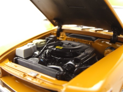 Mercedes 450 SL Cabrio R107 1975 orange Modellauto 1:18 Norev