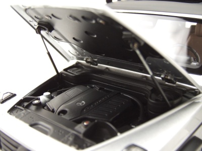 Mercedes G-Klasse G-Modell 2024 silber schwarz Modellauto 1:18 Norev