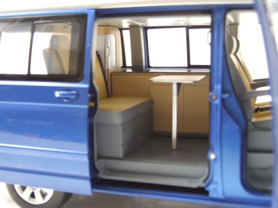 VW T5 Bus California 2003 blau metallic Modellauto 1:18 Norev