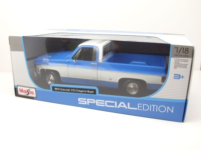 Chevrolet C-10 Cheyenne Super Pick Up 1974 blau weiß Modellauto 1:18 Maisto
