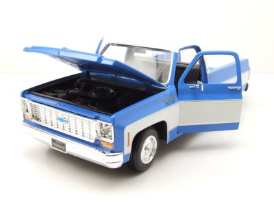 Chevrolet C-10 Cheyenne Super Pick Up 1974 blau weiß Modellauto 1:18 Maisto