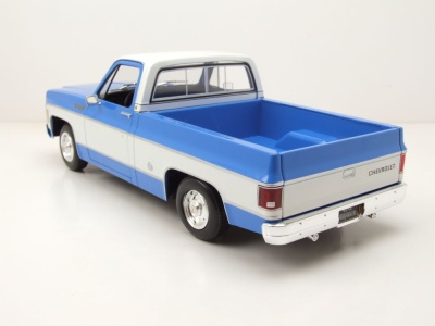 Chevrolet C-10 Cheyenne Super Pick Up 1974 blau weiß Modellauto 1:18 Maisto