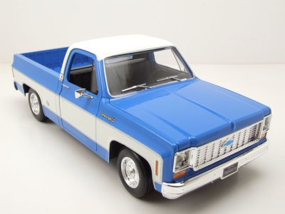 Chevrolet C-10 Cheyenne Super Pick Up 1974 blau weiß Modellauto 1:18 Maisto