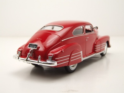 Chevrolet Fleetline Aerosedan 1948 rot Modellauto 1:24...
