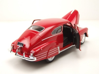 Chevrolet Fleetline Aerosedan 1948 rot Modellauto 1:24 Maisto