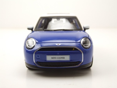 Mini Cooper SE J01 2023 blau weiß Modellauto 1:24 Maisto