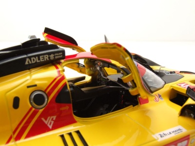 Ferrari 499P #83 Le Mans 2024 gelb mit Vitrine Kubica Schwarzman Ye Modellauto 1:18 Bburago