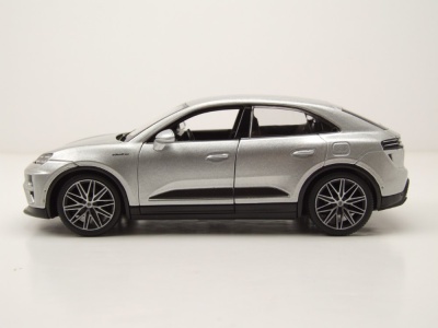 Porsche Macan Turbo E 2024 silber Modellauto 1:24 Bburago