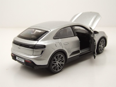 Porsche Macan Turbo E 2024 silber Modellauto 1:24 Bburago