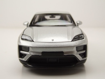 Porsche Macan Turbo E 2024 silber Modellauto 1:24 Bburago