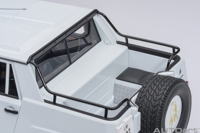 Lamborghini LM002 weiß Modellauto 1:18 Autoart