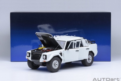 Lamborghini LM002 weiß Modellauto 1:18 Autoart