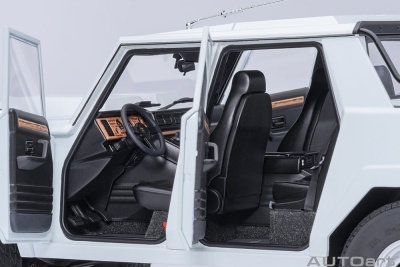 Lamborghini LM002 weiß Modellauto 1:18 Autoart
