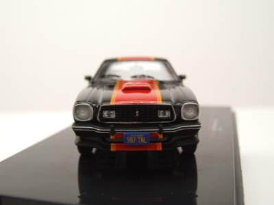 Ford Mustang II Cobra 1977 schwarz rot  Modellauto 1:43 ixo models