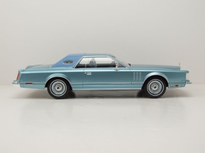 Lincoln Continental Mk V 1978 hellblau Modellauto 1:18 MCG