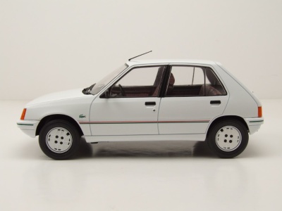 Peugeot 205 1984 weiß Modellauto 1:18 MCG