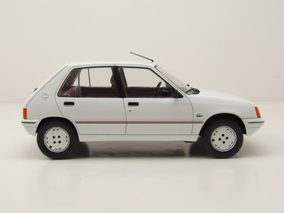 Peugeot 205 1984 weiß Modellauto 1:18 MCG