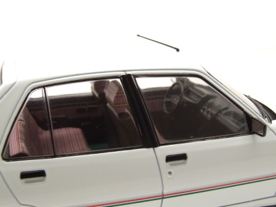 Peugeot 205 1984 weiß Modellauto 1:18 MCG