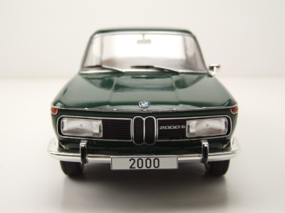 BMW 2000 Typ 121 1966 dunkelgrün Modellauto 1:18 MCG