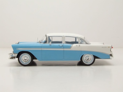 Chevrolet Bel Air 4-Door Hardtop 1956 hellblau weiß Modellauto 1:24 Whitebox