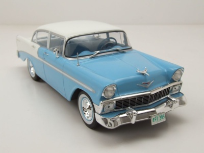Chevrolet Bel Air 4-Door Hardtop 1956 hellblau weiß Modellauto 1:24 Whitebox