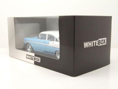 Chevrolet Bel Air 4-Door Hardtop 1956 hellblau weiß Modellauto 1:24 Whitebox
