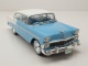 Chevrolet Bel Air 4-Door Hardtop 1956 hellblau weiß Modellauto 1:24 Whitebox