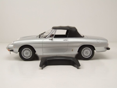 Alfa Romeo 2000 Spider 1973 silbergrau metallic Modellauto 1:18 Norev