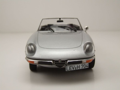 Alfa Romeo 2000 Spider 1973 silbergrau metallic Modellauto 1:18 Norev