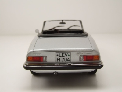 Alfa Romeo 2000 Spider 1973 silbergrau metallic Modellauto 1:18 Norev