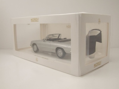 Alfa Romeo 2000 Spider 1973 silbergrau metallic Modellauto 1:18 Norev