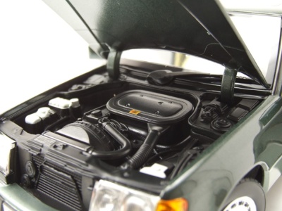 Mercedes 230 E W124 1990 dunkelgrün metallic Modellauto 1:18 Norev