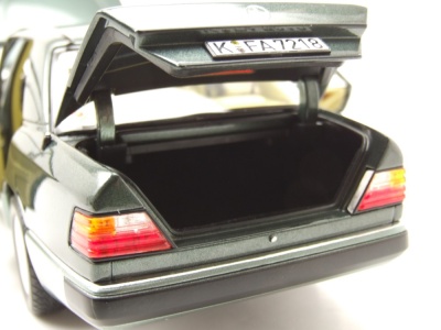 Mercedes 230 E W124 1990 dunkelgrün metallic Modellauto 1:18 Norev