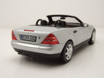 Mercedes SLK 1996 silber Modellauto 1:18 Norev