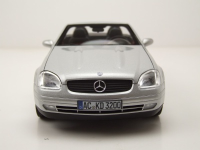 Mercedes SLK 1996 silber Modellauto 1:18 Norev