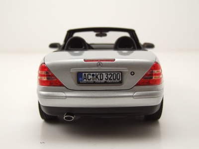 Mercedes SLK 1996 silber Modellauto 1:18 Norev